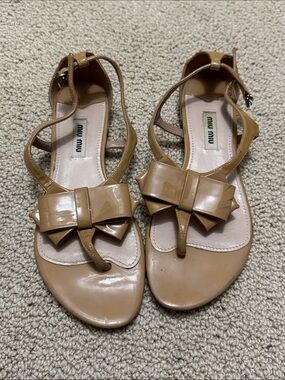 Miu Miu Nude/Tan Patent Leather Bow Thong Sandals